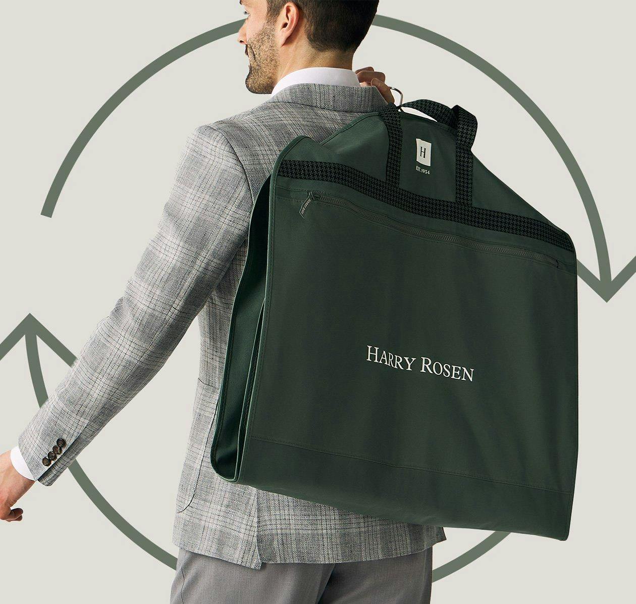 Un homme en costume portant un sac avec un logo Terracycle dessus