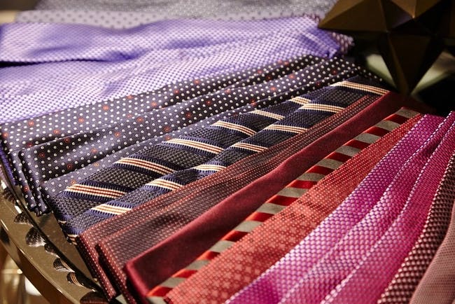 Cravates par Harry Rosen : Nuances de violet à rose.